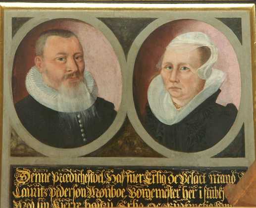 Lauritz Peders�n og Anne Christensdatter 1634 Borgmester Lauritz Peders�n M�nboe og hustru Anne Christensdatter. Anbragt bag pr�stens plads p� pr�dikestolen. 1630-39...