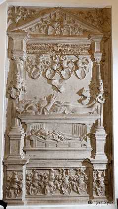 Peder Oxe Peder Oxe, dansk rigsr�d og rigshofmester - f. 1520, d. 1575. Stenen er sandsynligvis udf�rt f�r 1558 1550-59 Roskilde...