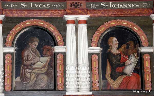 Pulpiturfrise Sangerpulpituret, i Høj-Renaissance, af Fyr, med tilsvarende Stoleværk paa Gulvet, er ifølge et malet Aarstal opstillet...